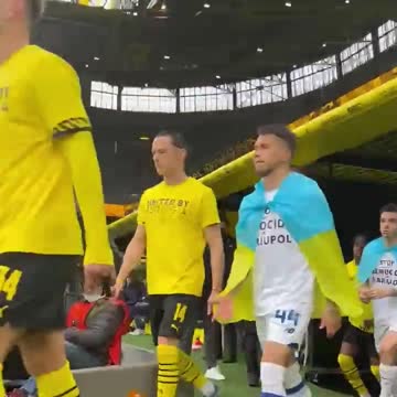 Dynamo players wearing a shirt with the words "Stop the genocide in Mariupol"