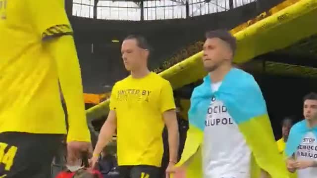 Dynamo players wearing a shirt with the words "Stop the genocide in Mariupol"