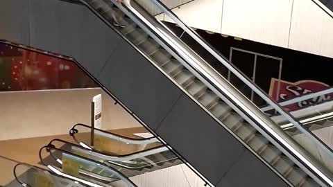 Chinese guy over drunk almost fall from elevator