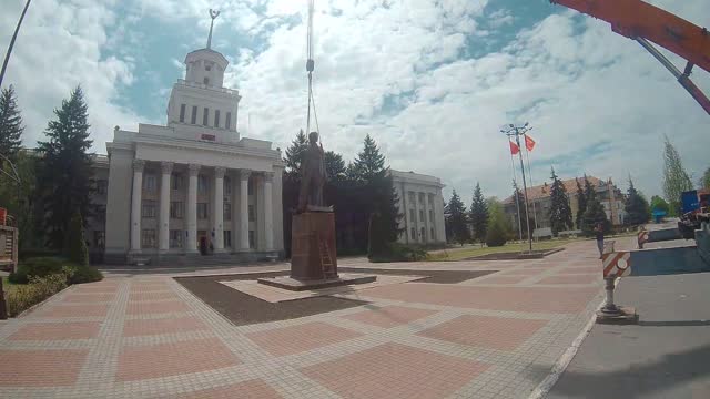 Nova Kakhovka - Lenin's monument placed back 30/4/2022