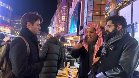 Englishman Interrogates Muslim On Islam_ Smile2Jannah Speakers Corner Leicester Square(720P_HD)