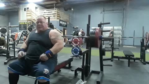 Old Man Repping 500lbs raw bench press