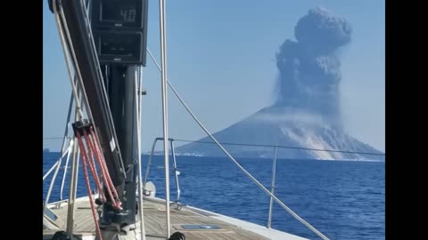 watch the exact moment the Stromboli volcano erupted!