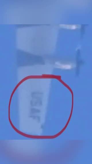 US Air Force Plane Caught Spraying CHEMTRAILS!!