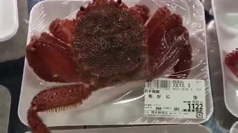 Crab gets packaged alive and breaks out whilst at the store