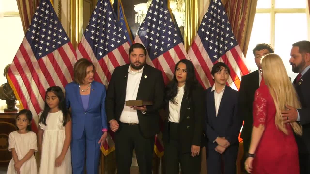 Nancy Pelosi Elbows Little Girl While Conservative Mother is Being Sworn In