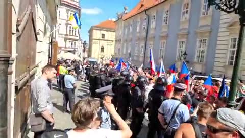 Policie brání ukrajinskou vlajku proti českému lidu