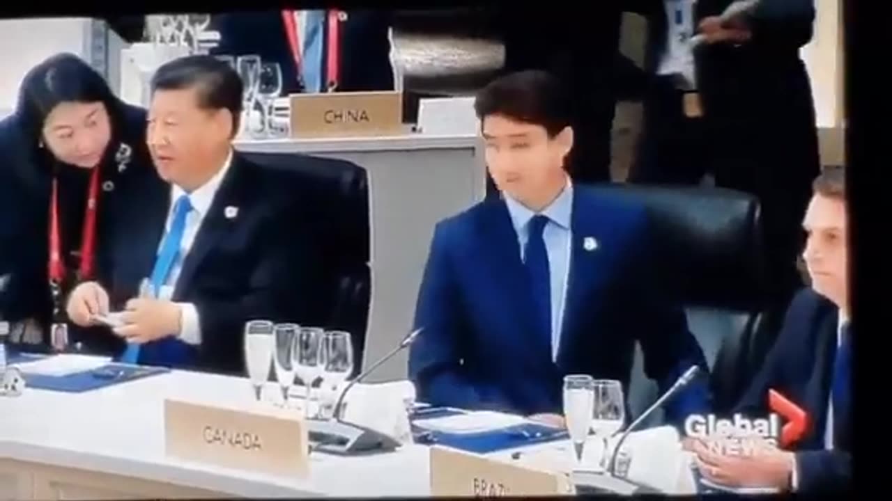 DEIXOU NO VÁCUO, ESSE É O NOSSO PRESIDENTE.