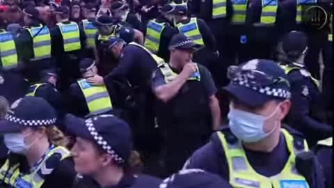 MELBOURNE - PEPPER SPRAY USED Police Vs Marching Band