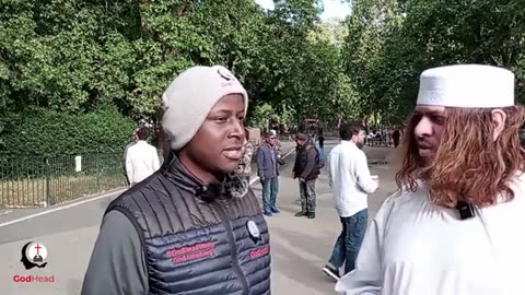 Muslim wearing eyeliner SAYS to the WORLD NO ONE is born a Muslim! #speakerscorner