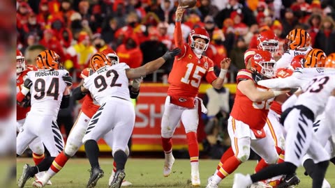 Chiefs' wild fumble-return sequence leads to improbable touchdown vs Dolphins