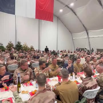 Macron shares 350 French soldiers dinner in Jordan