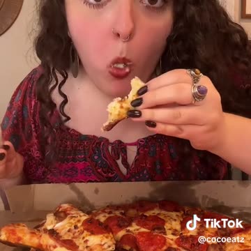 little caesars pizza mukbang 🍕 the cheesy bread was CRUNCHY ❤️‍🔥