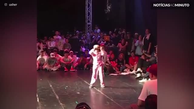 Criança arrasa em dança 'do robô'