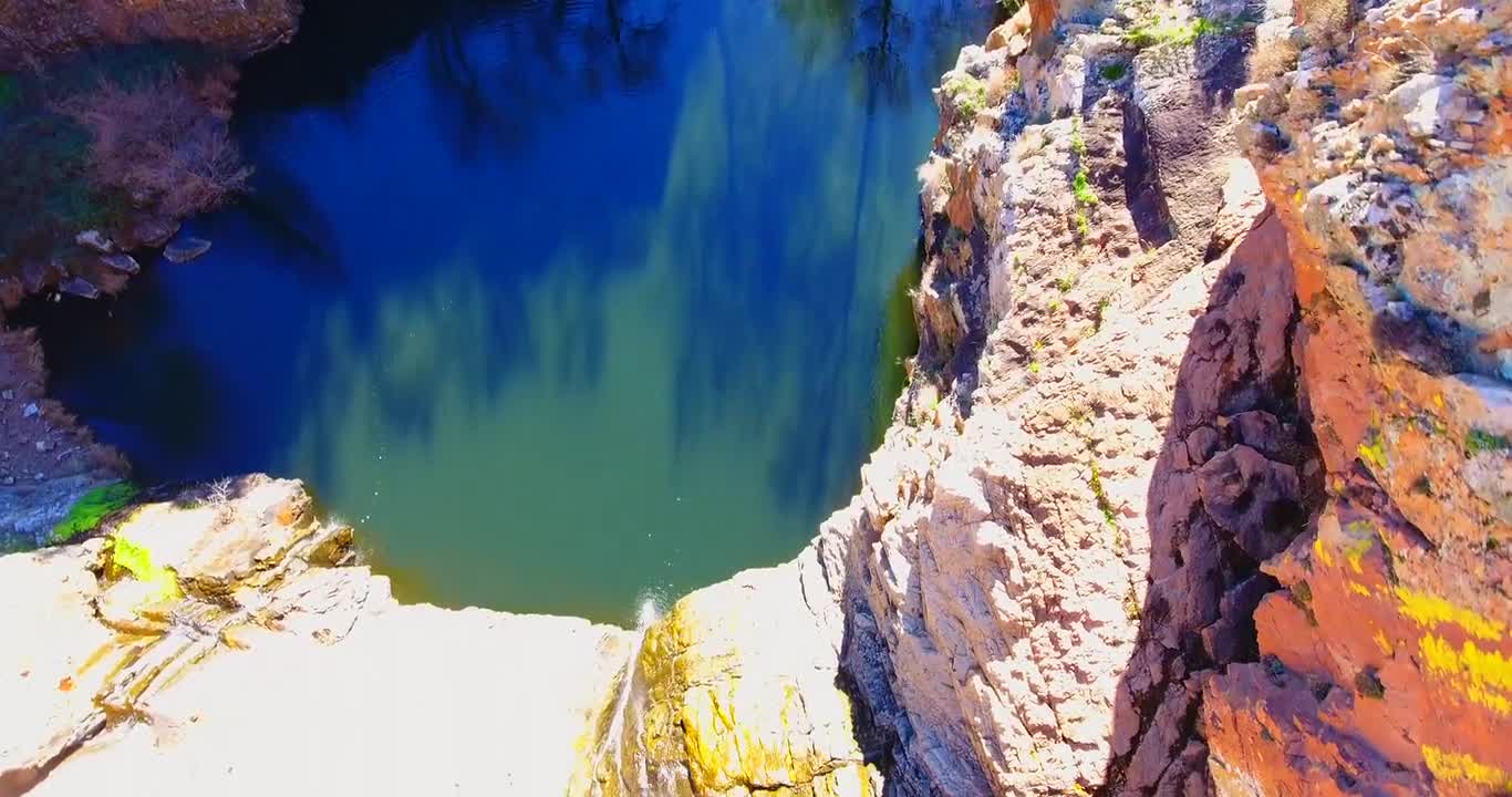 Chute d'eau vu de ciel : Waterfall seen from the sky