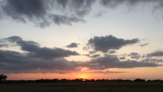 Impressive Time Lapse Video of a Grass Field During Sunset