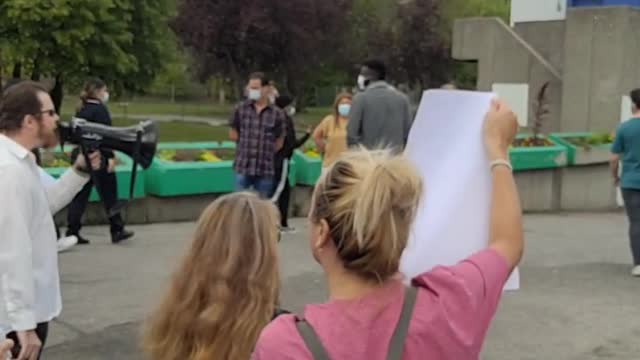 Devant l'école secondaire Louis-Joseph Papineau pour supporter un enseignant. Bienvenu au Chinada!!!