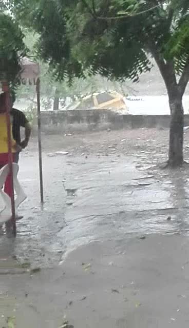 Taxi arrastrado por Arroyo