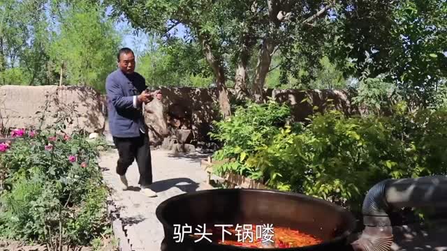 Uncle Food in the Country Makes Donkey Head Banquet