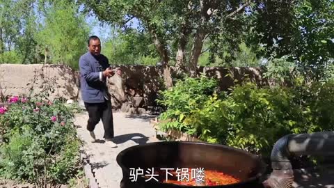 Uncle Food in the Country Makes Donkey Head Banquet