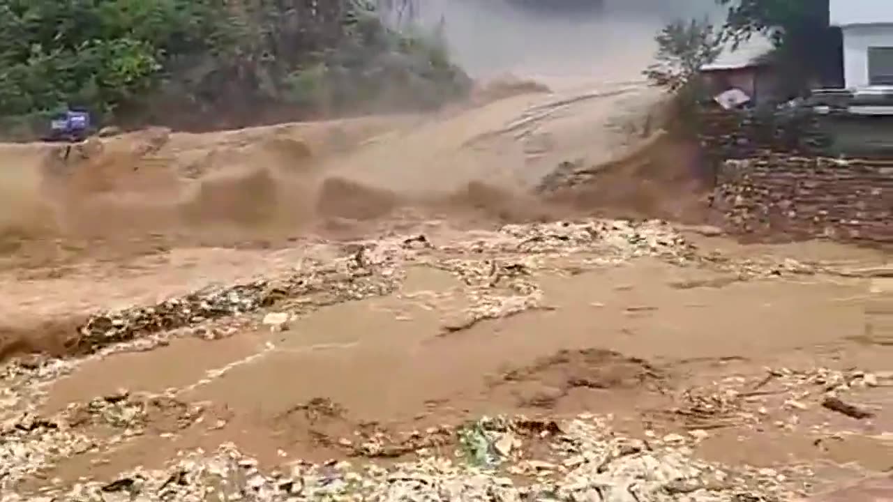 3 barrages se sont effondrés ! La Chine pleure et les inondations, semblables à celles d’un tsunami!