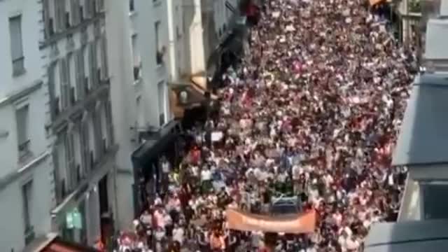 Tens of Thousands March In The Streets Of Paris Against COVID Tyranny