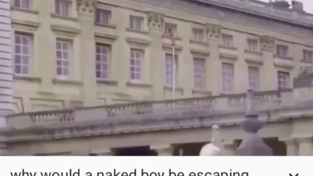 Naked boy escapes Buckingham Palace