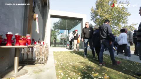 Sudionici prosvjeda zbog ratnih zločina u Vukovaru odaju počast žrtvama Ovčare