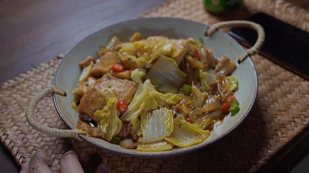 In winter, Chinese cabbage and ginseng are used to make a delicious dish today