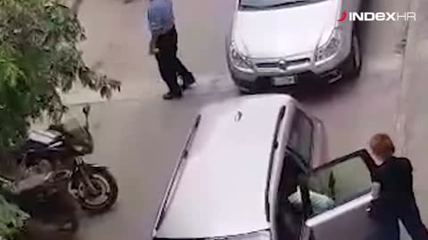 Pogledajte kako je Cesareov otac nasilno vukao svog sina u auto