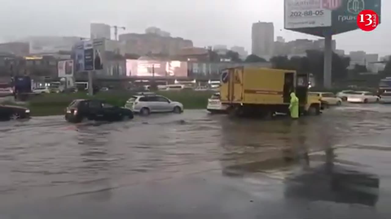 Heavy rain hit the Russian city of Vladivostok: Cars are completely submerged under water