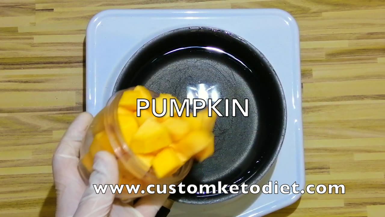 Keto Simple Pumpkin Soup: A Creamy Low-Carb Delight! 🎃🥣