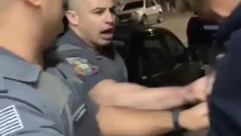 Police officer in Brazil loses patience and knocks out