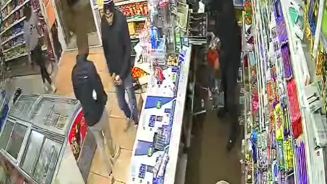 Robbed by ‘cops’: Skelms in uniform try to abduct shopkeeper