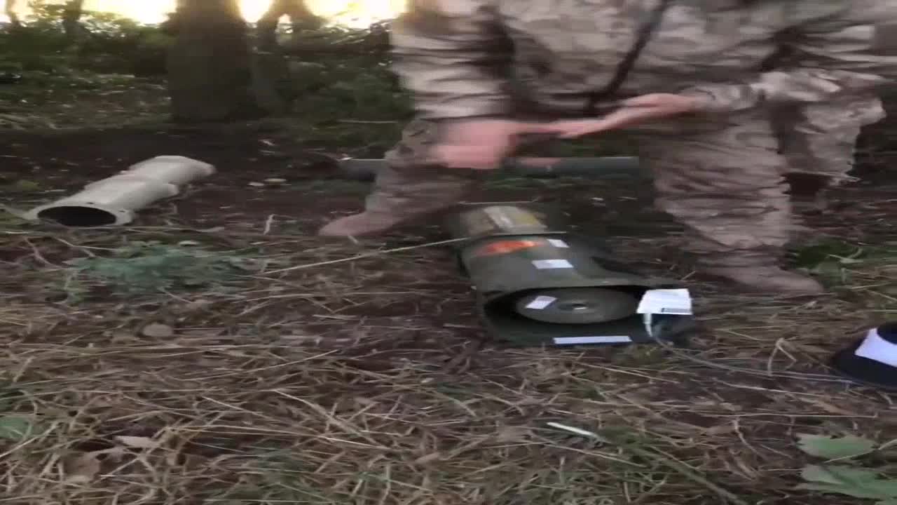 Abfeuern aus der M777-Haubitze mit hochpräziser M982-Excalibur-Munition mit GPS-Führung.