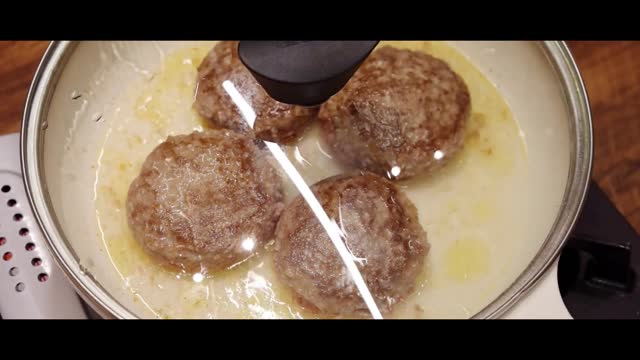 Double - layered hamburger over rice, will burst the sauce of beef patties