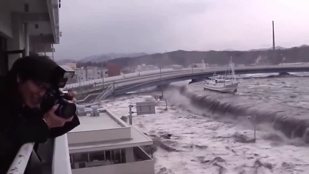 Giant tsunami caught on camera