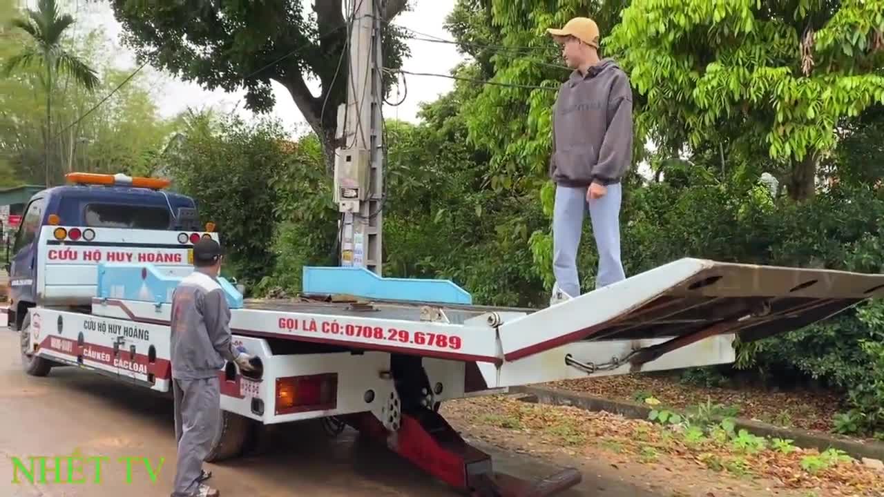 The process of bringing the home-made Bugatti chiron supercar into the room to work.