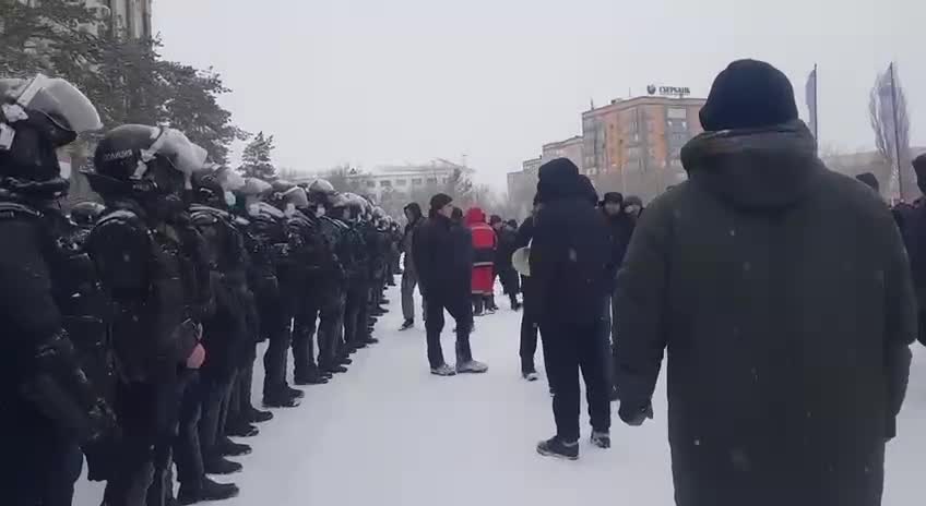 Police in the Kazakh city of Aktobe refuse to arrest protesters