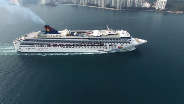 Hong Kong River The hardest ship maneuver in the world