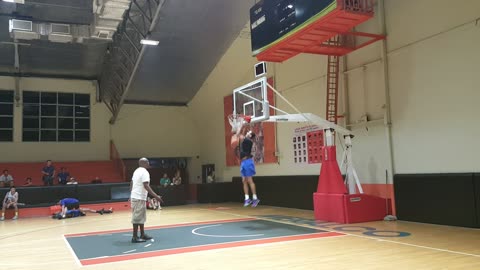 Jordan Clarkson dunking drills during gilas practice