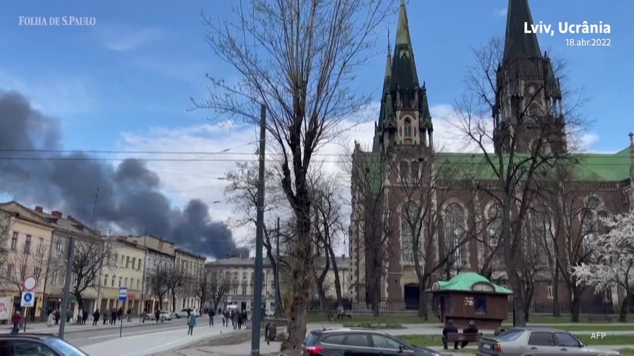 Russian attacks leave clouds of smoke...ataques russos deixam nuvens de fumaças