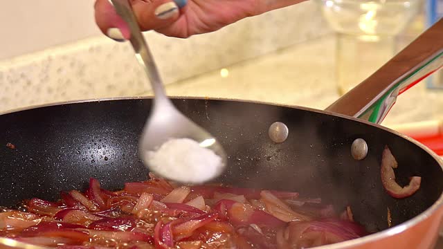 How to make caramelized onions in a pan