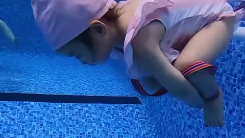 Skilled little girl unties her hands and feet under water!