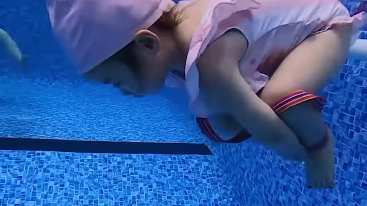 Skilled little girl unties her hands and feet under water!