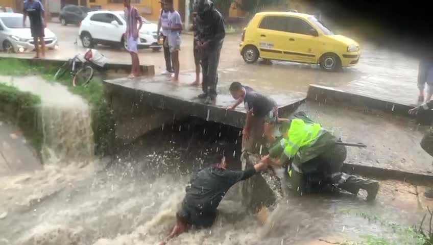 Heroica acción de policía que salvó a menor que era arrastrado por un arroyo en Barranquilla