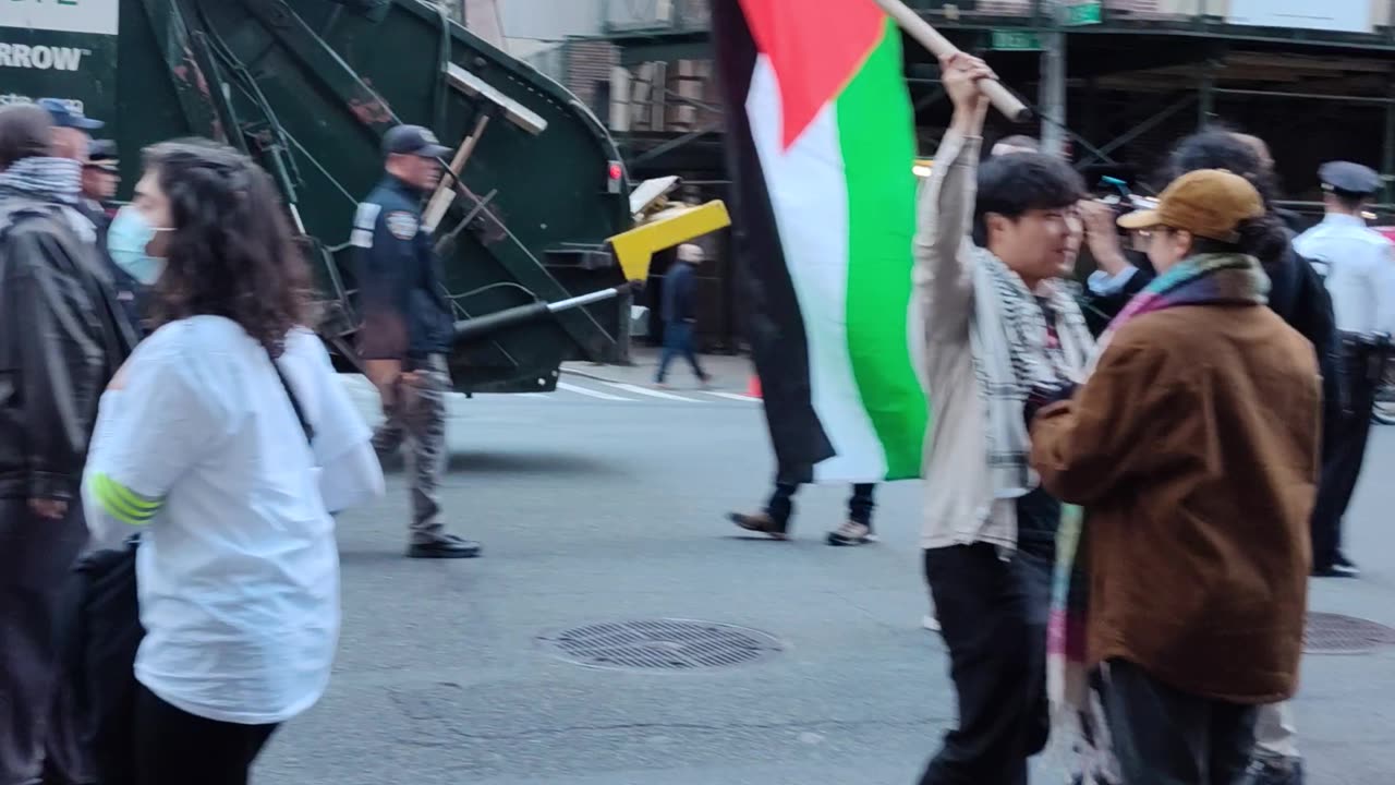 Protesta "EMBARGO DE ARMAS AHORA" frente al edificio BlackRock en Nueva York.