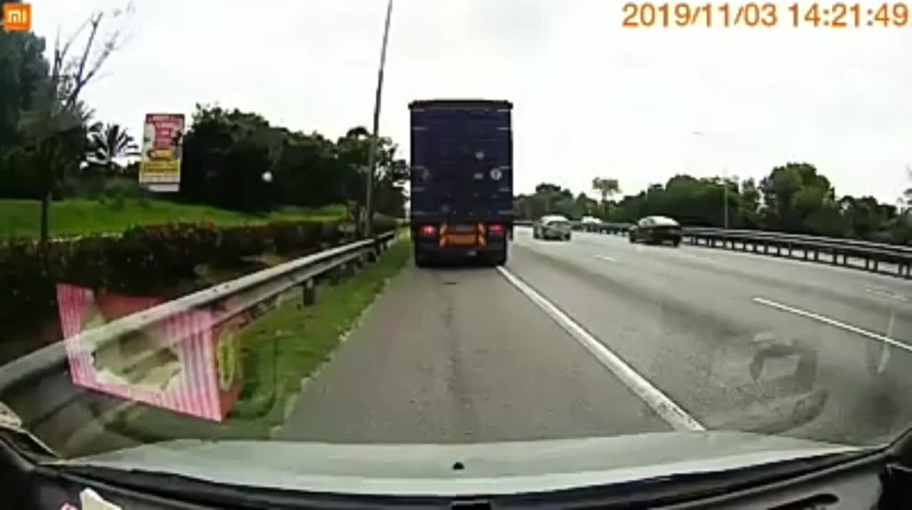 Emergency Moment of accident !!! Pray for their health