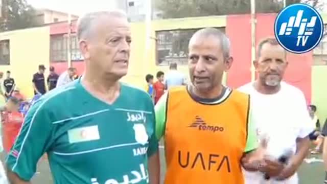 فيديو رائع.. لن تصدق ردة فعل المدرب اليمني بعد لقاء تاريخي له مع الأسطورة "لخضر بلومي"...