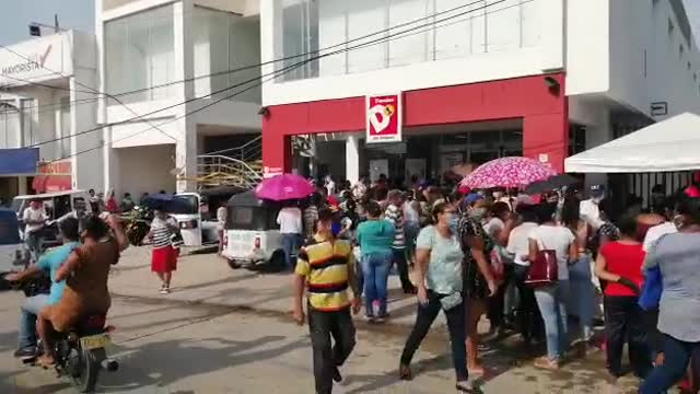 Largas filas y aglomeración en Turbaco